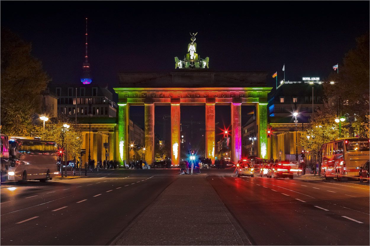 Одна из многочисленных световых инсталляций., объектом служат знаменитые Бранденбургские ворота...