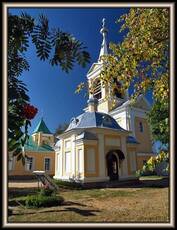 Ранняя осень в монастырском парке