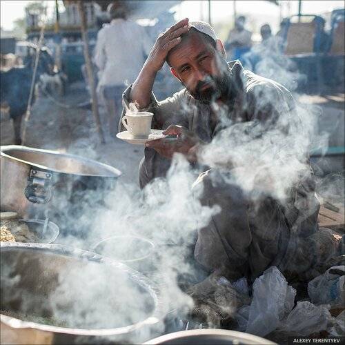Торговец едой на рынке скота... Пакистан
