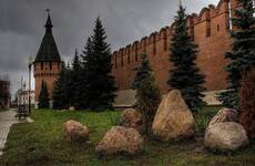 За каменной стеной