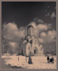 У храма