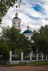 Цвет у неба бирюзовый, Белой дымкой облака...
