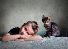 портрет ребенка и кота