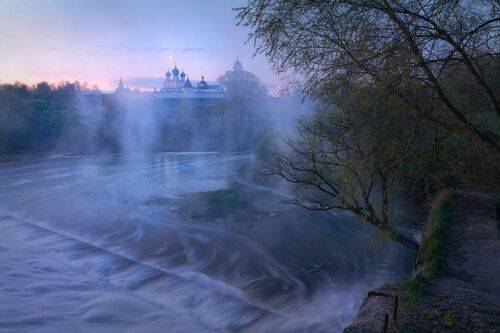 Утро у Высоцкого монастыря