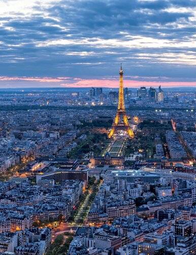 Великолепный вид на символ Парижа Эйфелеву башню.