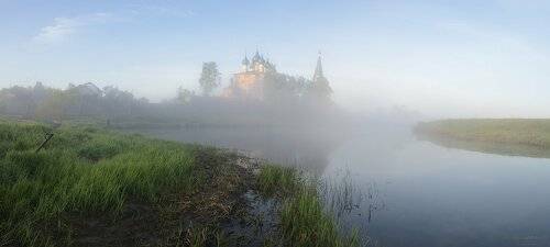 Туманное весеннее утро у бывшего Благовещенского монастыря в Дунилове