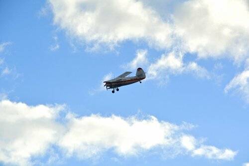 Самолет АН-2 в небе над Онегой вечером 6 апреля.