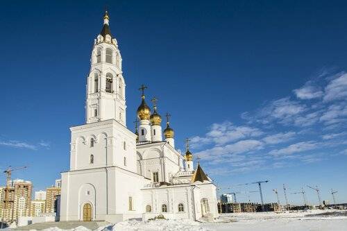 Екатеринбург .Церковь на фоне строительства .