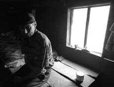 у окна.