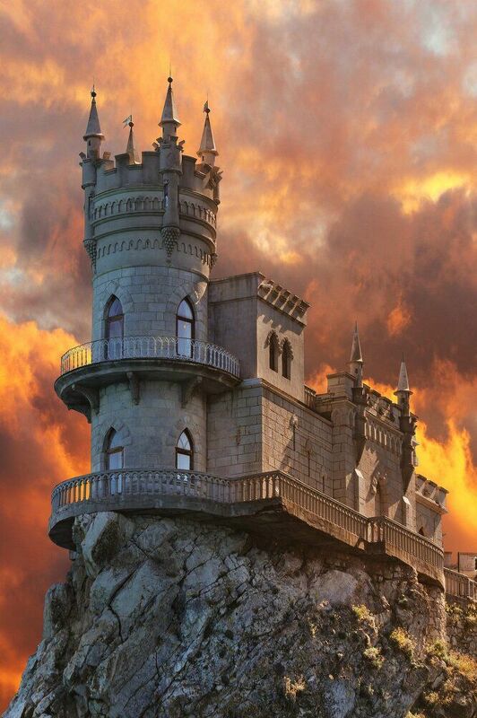 Замок на закате.