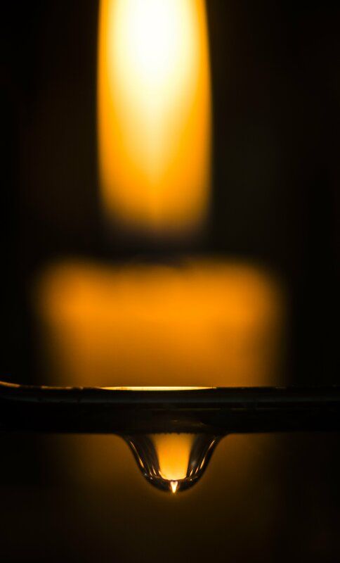 Горящая свеча отражённая в капле воды...