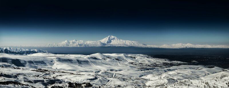 Величественная гора Арарат.