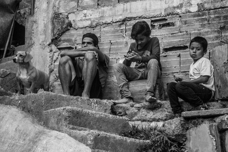  61/5000 children sitting on stairs in the alleys of El Calvario