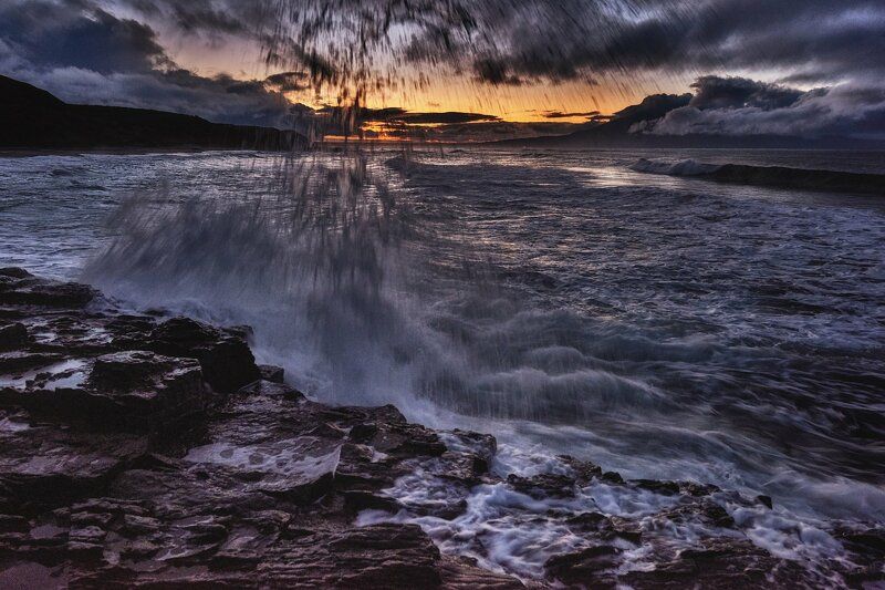 Морской прибой на Черных скалах, остров Итуруп