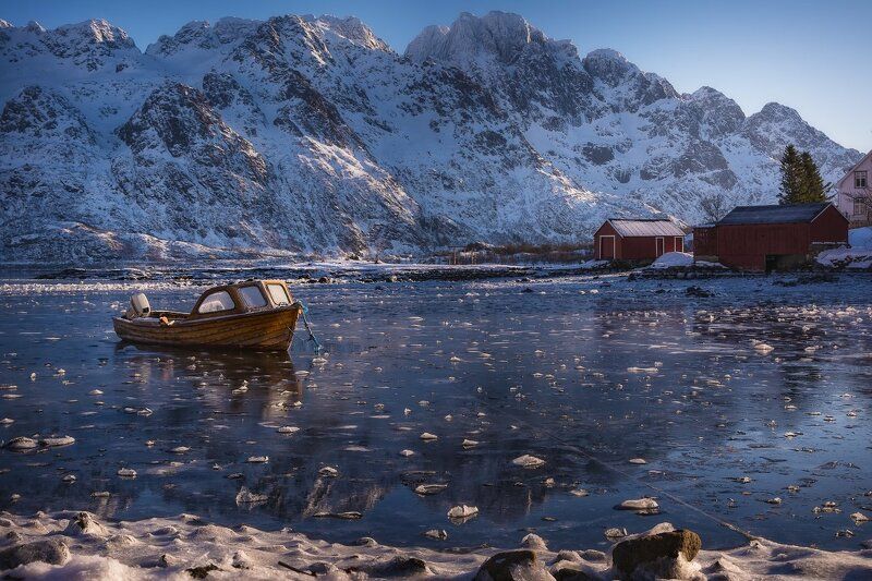 Лодка и замерзший фьорд