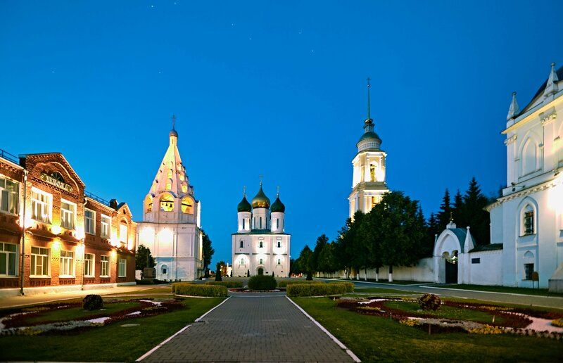 Соборная площадь (слева колокольня, в середине Успенский собор, справа Ново-Голутвин монастырь) в Коломенском кремле. Коломна. Россия
