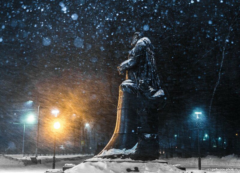 Памятник Рудневу в снегопаде. Тула