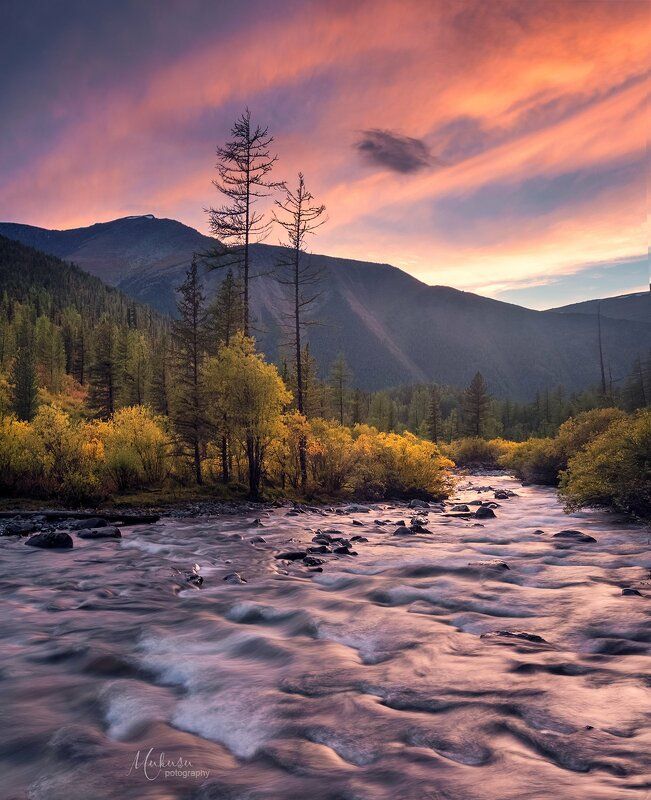 Краски заката на реке Текелю, республика Алтай