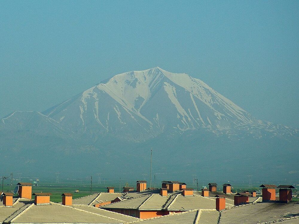 Над крышами городка Догубаязит