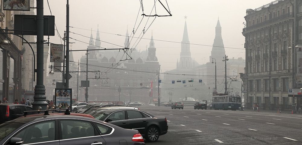 Московское время 12.00.во Владивостоке 21.00. улица Тверская в дыму.