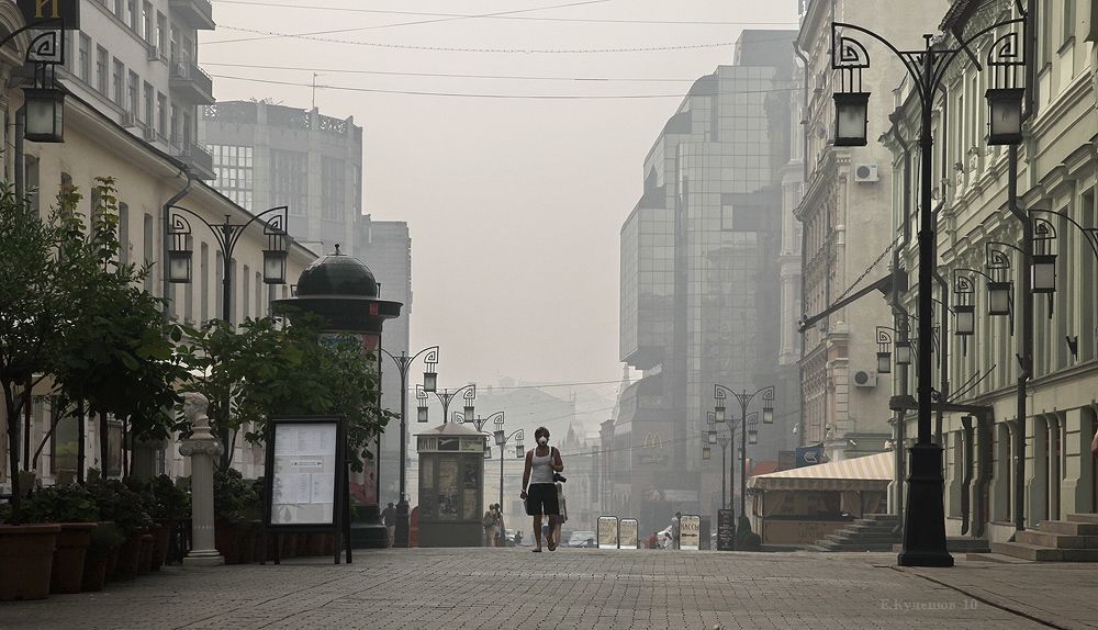 Московское время 11.00. Безбашенные фотографы снующие по задымленной Москве.