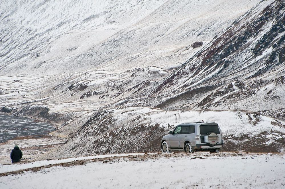07 Состояние грунтовых дорог, боевой характер Mitsubishi Pajero и мастерство нашего водителя Анатолия позволили нам заехать достаточно высоко и полюбоваться долиной сверху