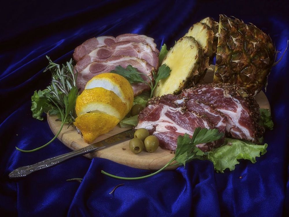 Натюрморт с копченым мясом