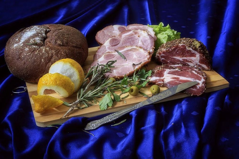 Натюрморт с копченым мясом