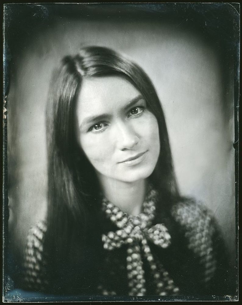 Lens - No name Petzval.  Безымянный объектив. 
Фокусное расстояние около 200мм, светосила примерно f4,5. 
Ambrotype 11x14cm.