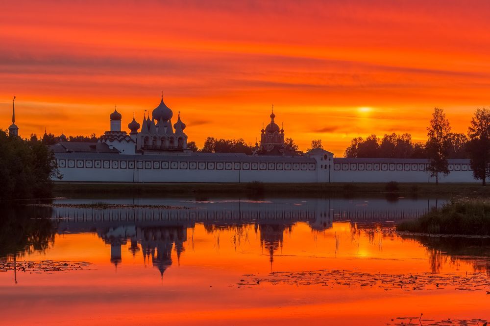 Летним утром окрест Успенского монастыря.