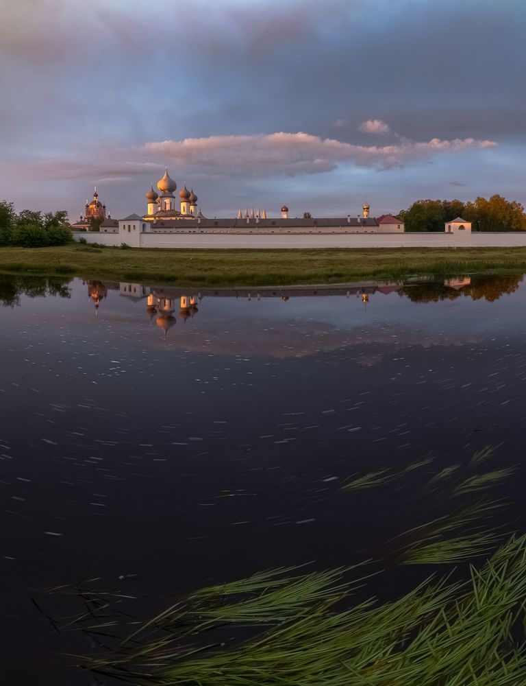 Летним утром окрест Успенского монастыря.
