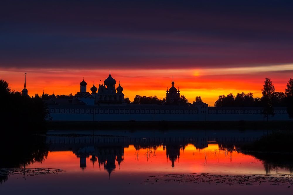 Летним утром окрест Успенского монастыря.