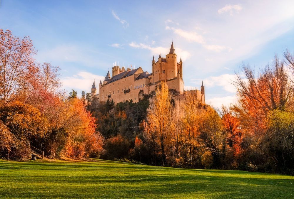 Alc&aacute;zar of Segovia Альк&aacute;сар в Сег&oacute;вии &mdash; дворец и крепость испанских королей в исторической части города Сеговия (провинция Кастилия и Леон, Испания). Расположен на скале, 
находящейся на месте слияния рек Эресма и Кламорес, близ гор Гуадаррама (часть Центральной Кордильеры).