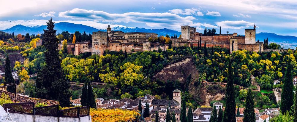 Alhambra of Granada - Альг&aacute;мбра (исп. Alhambra, от араб. الحمراء&lrm; аль-хамра &mdash; &laquo;красная&raquo;[2]) &mdash; архитектурно-парковый ансамбль, расположенный на холмистой террасе
 в восточной части города Гранада в Южной Испании. Основное развитие получил во времена правления мусульманской династии Насридов (1230&mdash;1492), 
при которых Гранада стала столицей Гранадского эмирата на Иберийском полуострове, а Альгамбра &mdash; их резиденцией (сохранившиеся дворцы относятся преимущественно к XIV веку).
 В состав обширного комплекса, заключенного в крепостные стены с башнями, входили также мечети, жилые дома, бани, сады, склады, кладбище.