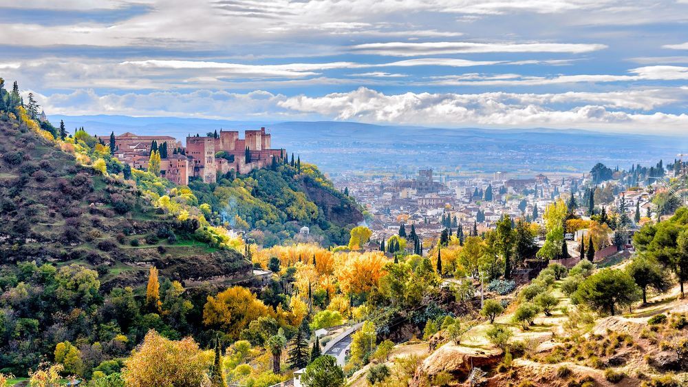 Alhambra of Granada - Альг&aacute;мбра (исп. Alhambra, от араб. الحمراء&lrm; аль-хамра &mdash; &laquo;красная&raquo;[2]) &mdash; архитектурно-парковый ансамбль, расположенный на холмистой террасе
 в восточной части города Гранада в Южной Испании. Основное развитие получил во времена правления мусульманской династии Насридов (1230&mdash;1492), 
при которых Гранада стала столицей Гранадского эмирата на Иберийском полуострове, а Альгамбра &mdash; их резиденцией (сохранившиеся дворцы относятся преимущественно к XIV веку).
 В состав обширного комплекса, заключенного в крепостные стены с башнями, входили также мечети, жилые дома, бани, сады, склады, кладбище.
