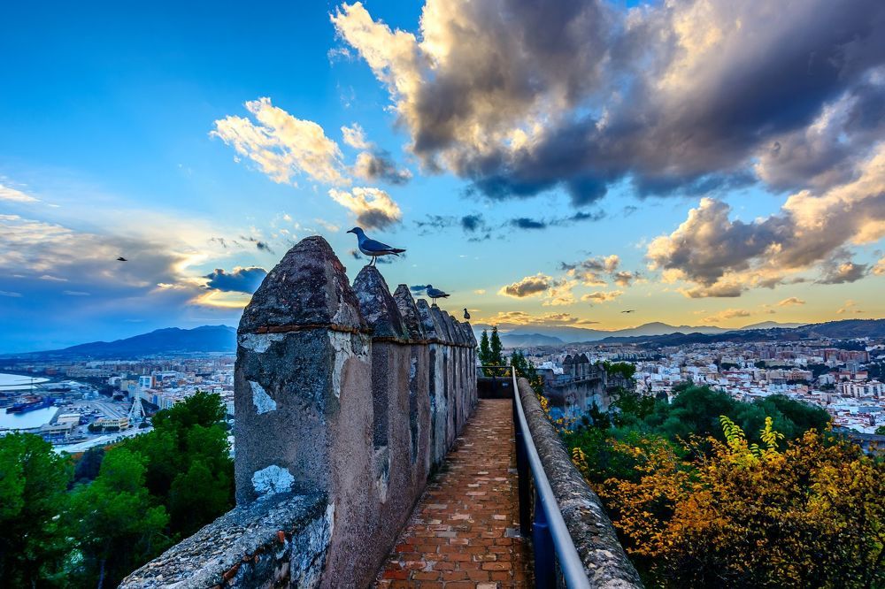 Castillo de Gibralfaro Крепость Хибральфаро расположена на горе с одноимённым названием, на северо-востоке от кафедрального собора Малаги (Испания).
Название крепости происходит от арабского Yabal (&laquo;гора&raquo;), а также греческого &laquo;фарос&raquo; (&laquo;маяк&raquo;), что говорит о возможном использовании горы в оборонительных целях ещё в финикийско-пуническую эпоху.