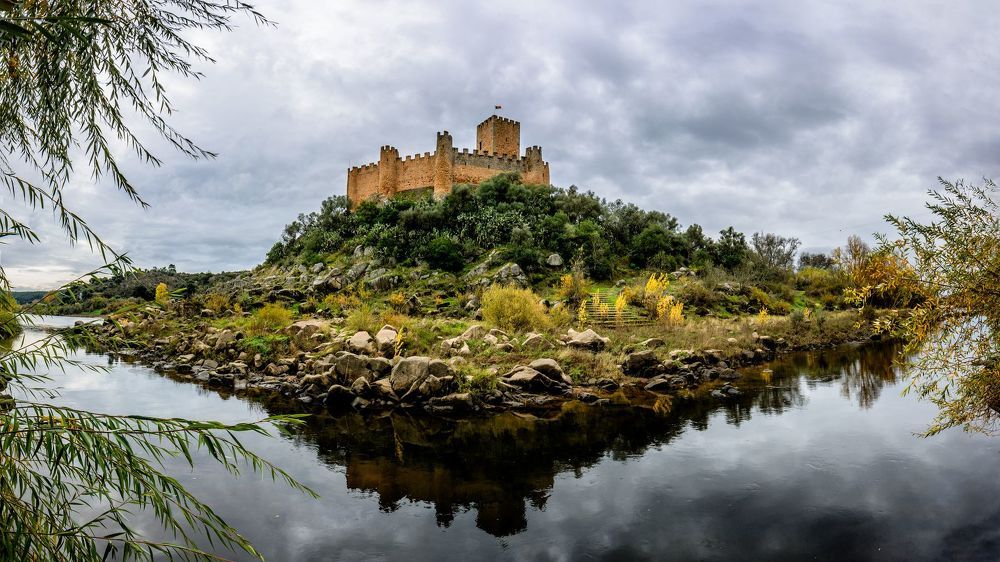 Castle of Almourol - Небольшой средневековый замок, расположенный на небольшом островке посреди реки Тежу,
 в гражданском приходе Praia do Ribatejo, 4 км (2,5 мили) от муниципального района Вила-Нова-да-Баркинья, в Португальском центральном регионе.