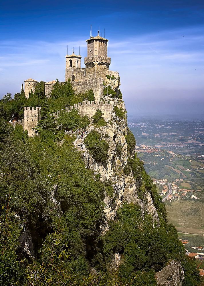 Guaita fortress Гуаита или Прима-Торре (итал. Guaita, Prima Torre) &mdash; одна из башен Сан-Марино на горе Монте-Титано.
В переводе с итальянского обозначает Первая башня. Из трёх знаменитых башен она построена первой, в XI веке, некоторое время использовалась как тюрьма. 
Неоднократно (1475, 1481, 1502, 1549, 1615, 1623) башня достраивалась и перестраивалась, часто служив жителям страны как крепость.