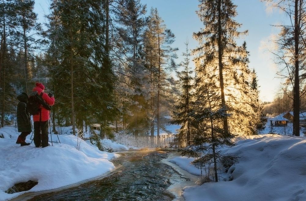 На точке. . . .в промежутке между набегом туристических групп. . . .ну очень людное место. Володя и Ильмира:)