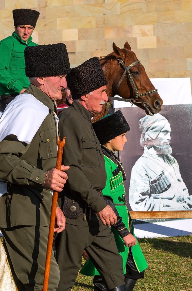 разное поколение. На заднем плане, чёрно-белый снимок древних абхазцев, царских времён.