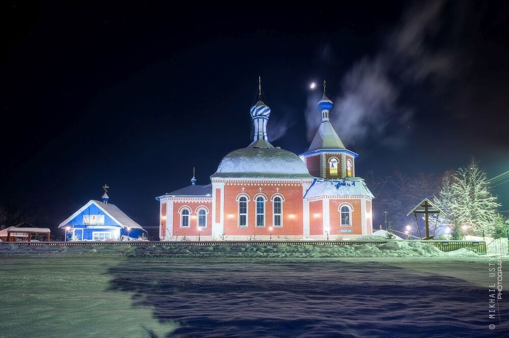 "У храма"