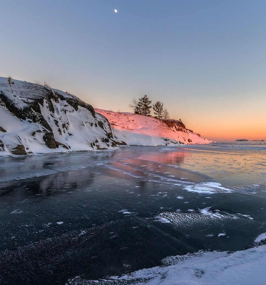 Зеркальный лёд Ладоги.