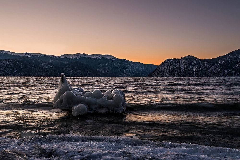 Ледяной горою айсберг...