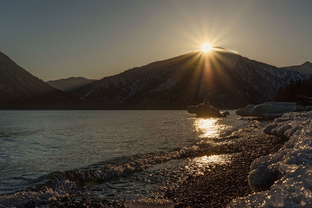 Ледяной горою айсберг...