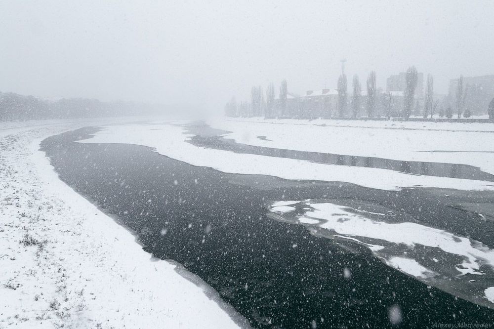 снегопад в Ужгороде, река Уж
