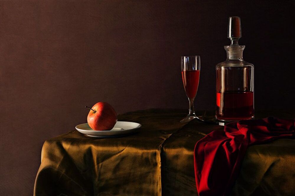 с красной драпировкой
