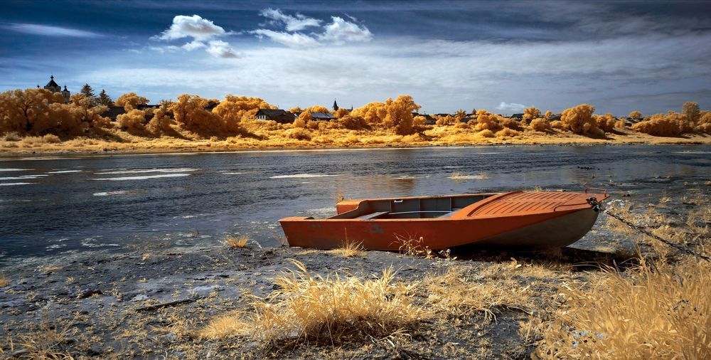 С лодкой. Инфракрасная фотография.