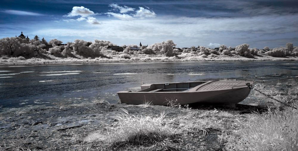 С лодкой. Инфракрасная фотография.