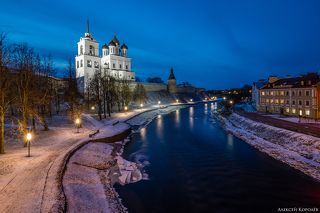 Вид на Псковский кремль  с моста через реку Пскова.