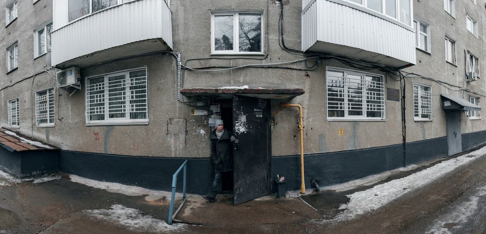 Дом на улице Блюхера, где я прожил большую часть своей жизни. Все детство бегал по этим дворам, лазил с братом на крышку магазина, получал за это люлей. На девятом этаже спал у батареи, прогуливая школу. Больше всего воспоминаний о своей жизни у меня связано именно с этим местом.
